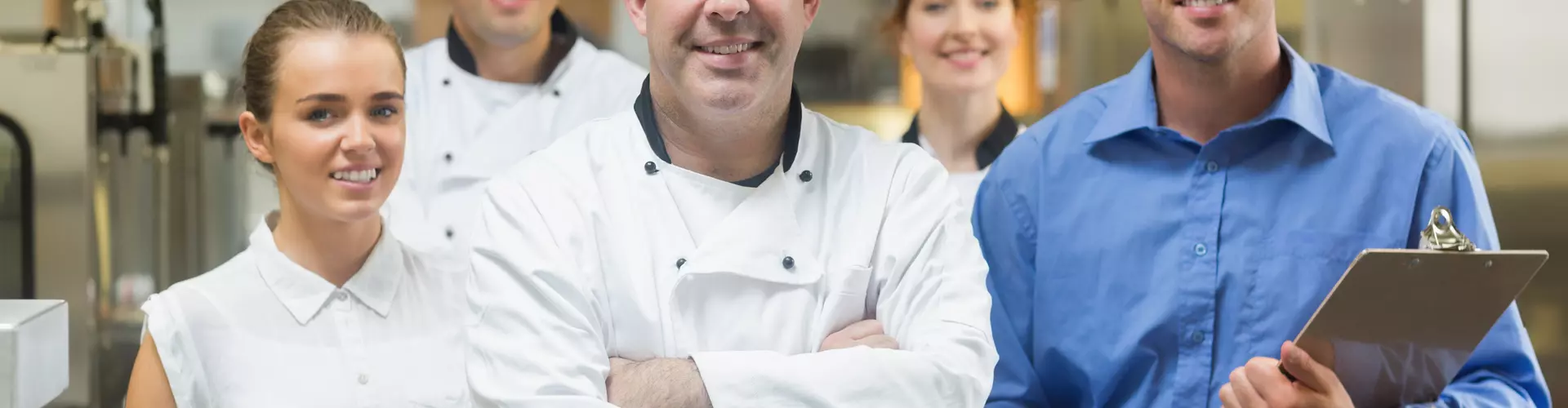 Arbeiten in der Gastro: Servicekräfte, Küchenhilfen, Restaurantmitarbeiter & Co. Foto: WavebreakmediaMicro, stock.adobe.com