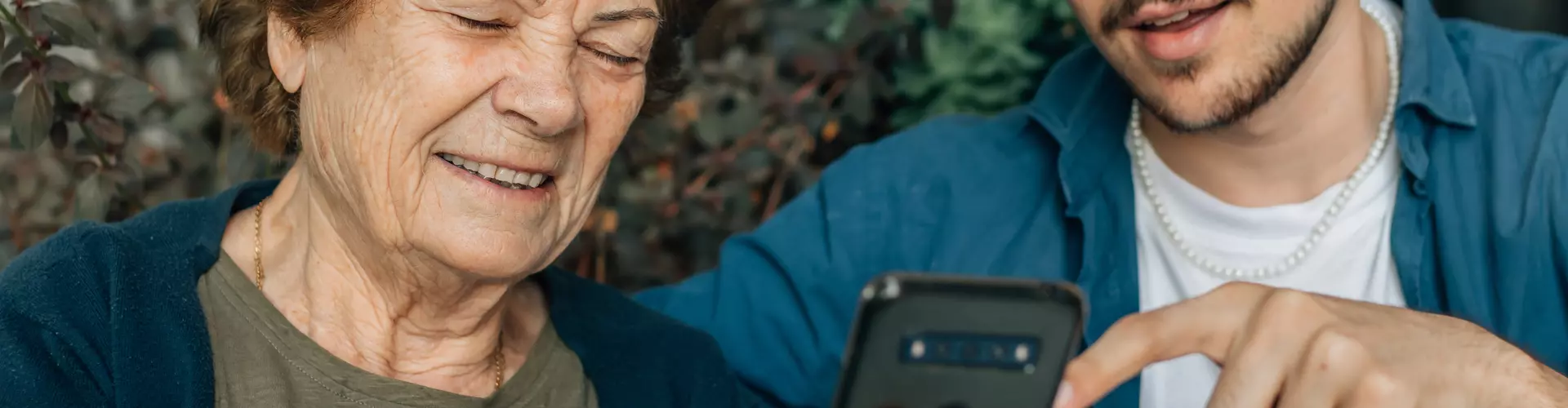 Während sich Großmutter und -vater früher mit einer ausgedruckten Bewerbungsmappe bei Unternehmen vorgestellt haben, reichen die Jugendlichen heutzutage ihre Dokumente über das Smartphone ein.	Foto: carballo, stock.adobe.com