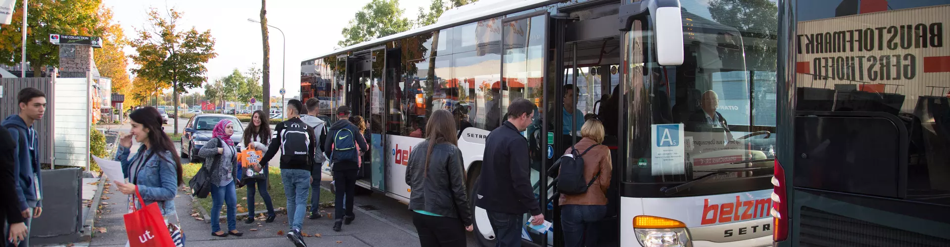 Auf drei Routen mit insgesamt zehn Haltestellen bringen die Busse des Job-Shuttle in Aichach-Friedberg Teilnehmerinnen und Teilnehmer zu den Betrieben. / Foto: WJA