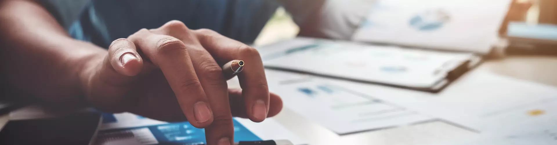 Mehr als ein Schreibtischjob: Kaufleute in Augsburg stock.adobe.com/Jirapong