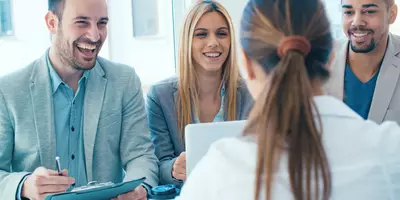 Mit „Aller guten Dinge sind vier“ ist nicht die Anzahl der Personen in einem Bewerbungsgespräch, sondern dessen Gliederung in die unterschiedlichen Gesprächsteile gemeint. / Foto: ivanko80, stock.adobe.com