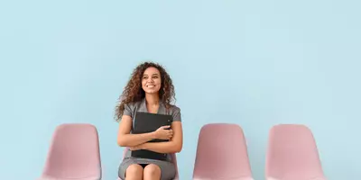Wer optimistisch ins Bewerbungsgespräch startet, hinterlässt einen guten Eindruck beim Gegenüber. /Foto: Pixel-Shot, stock.adobe.com