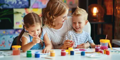 Beim Malen und im Alltag: Wer kreativ ist, weiß die Kinder schnell zu beschäftigen. / Foto: JenkoAtaman, stock.adobe.com
