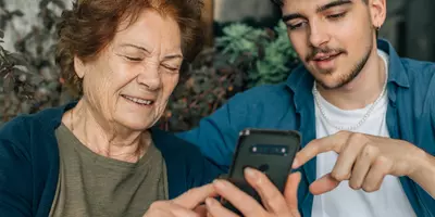 Während sich Großmutter und -vater früher mit einer ausgedruckten Bewerbungsmappe bei Unternehmen vorgestellt haben, reichen die Jugendlichen heutzutage ihre Dokumente über das Smartphone ein.	Foto: carballo, stock.adobe.com