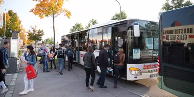 Beim Augsburger Job-Shuttle können über 30 Ausbildungsbetriebe erkundet werden. / Foto: WJA