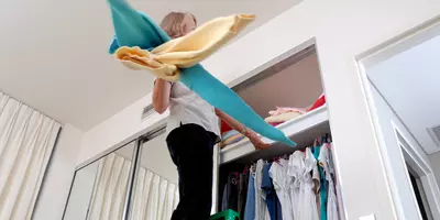 Um zum Vorstellungsgespräch angemessen gekleidet zu sein, kann es auch helfen, die eigenen Eltern um Rat zu fragen. Schließlich haben sie Erfahrung im Berufsleben und wissen, welches Outfit angemessen ist – und welches nicht. Foto: britta60, stock.adobe.c