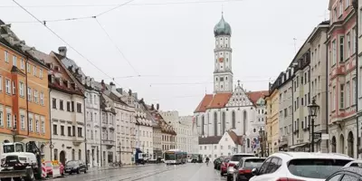 Die Augsburger Maximilianstraße mit Blick auf die St. Ulrich Kirche.