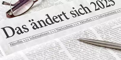 Über einem Zeitungsartikel steht die Überschrift "Das ändert sich 2025"