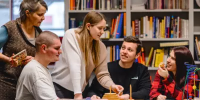 5 Menschen an einem Tisch