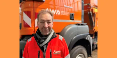 Andreas Hihler vom Abfallwirtschafts- und Stadtreinigungsbetrieb der Stadt Augsburg sorgt dafür, dass die Straßen sauber bleiben.