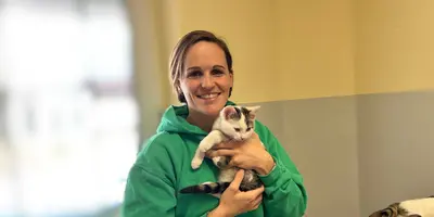 Tierpflegerin Joana Müller mit Katze auf dem Arm.